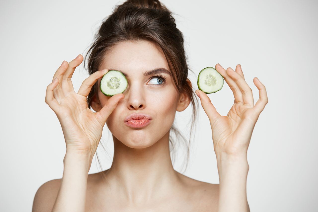 chica poniéndose rodajas de pepino delante de la cara