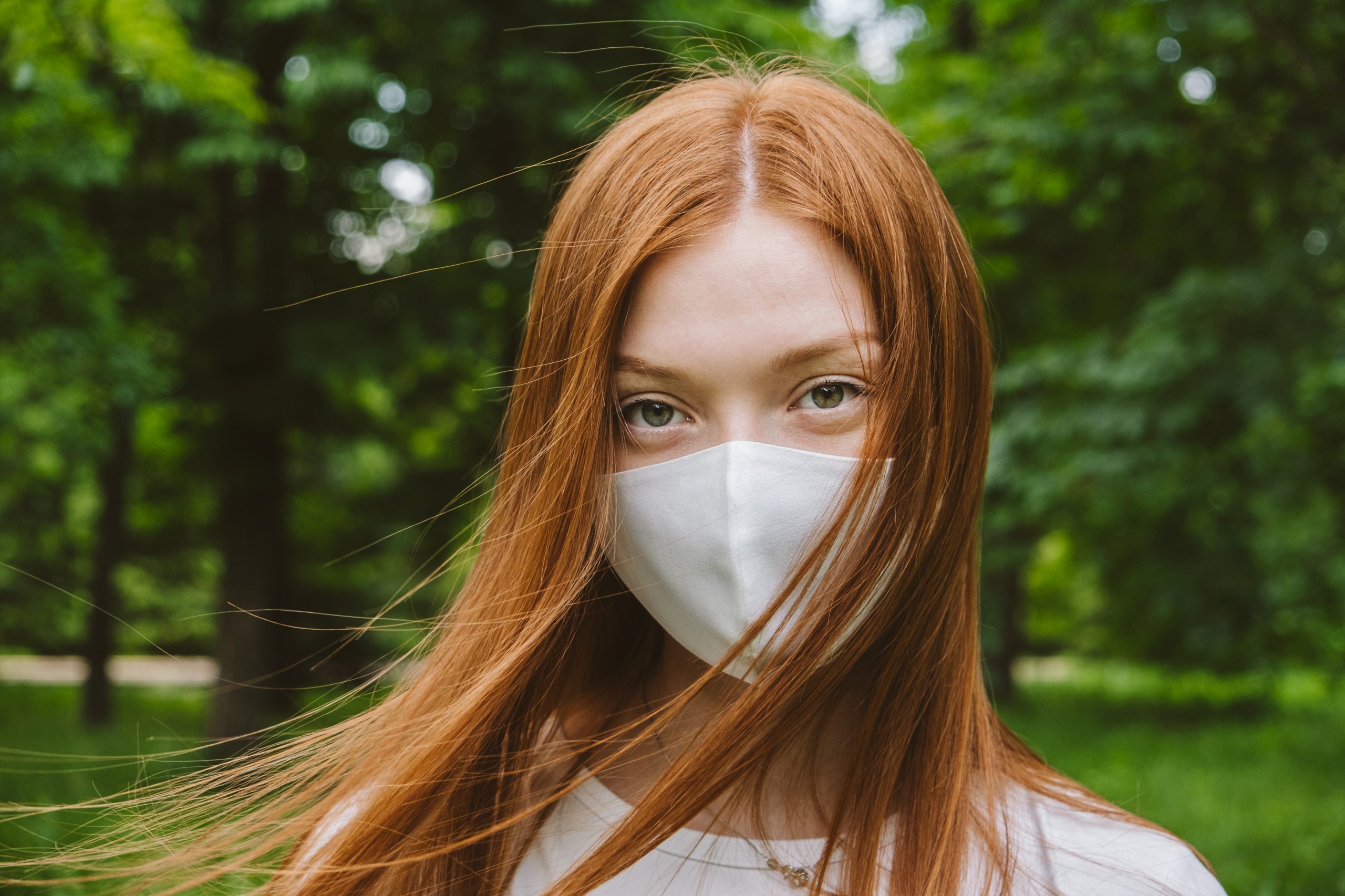 chica con mascarilla